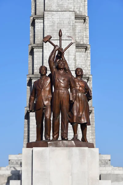Вежа хуче і статуя, Пхеньян, Північна Корея — стокове фото