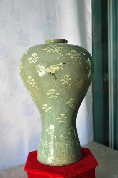 Um vaso de celadon que descreve guindastes "Cheongja unhak sanggam mun maeb — Fotografia de Stock