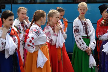 Ulusal kostümlü Rus kızları. Vladivostok. Rusya