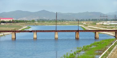 Kuzey Kore. İpsok Nehri manzarası