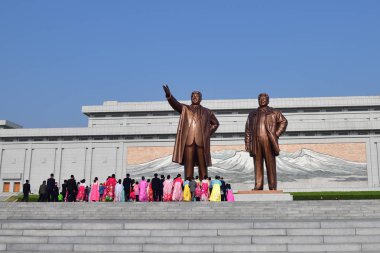 Pyongyang, Kuzey Kore. Kim Il Sung ve Kim Jon'un bronz heykeli