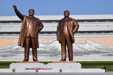 Pyongyang, Kuzey Kore. Kim Il Sung ve Kim Jon'un bronz heykeli