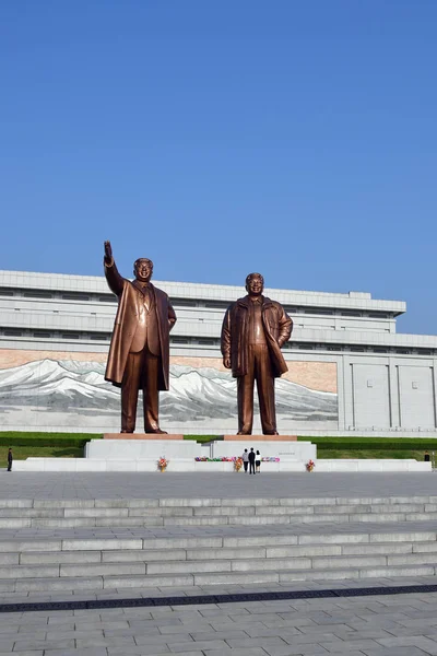 平壤,朝鲜。金日成和金鸡铜像 — 图库照片