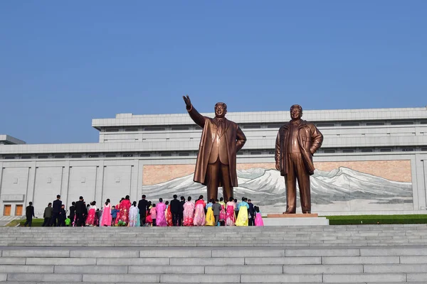 Пхеньян, Северная Корея. Бронзовая статуя Ким Ир Сена и Ким Джона Стоковое Изображение