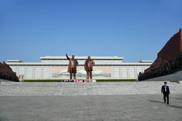 Pyongyang, Corea del Norte. Estatua de bronce de Kim Il Sung y Kim Jon — Foto de Stock