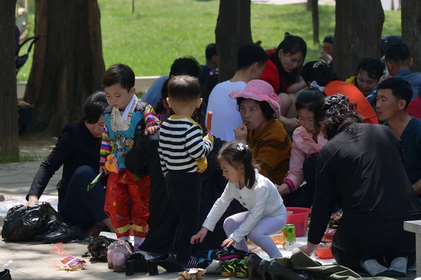 Pjöngjang, Nordkorea. Familie beim Grillpicknick im öffentlichen Park — Stockfoto