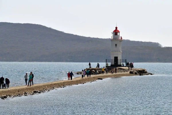 Vladivostok, Russie. Bosphore de l'Est. Phare Tokarev chat — Photo