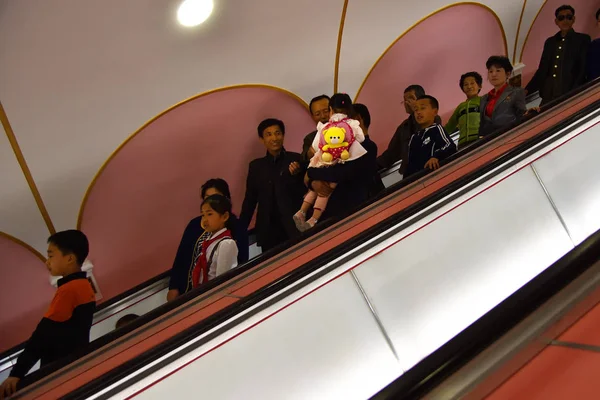 प्योंगयांग, उत्तर कोरिया। मेट्रो स्टेशन पर लोग — स्टॉक फ़ोटो, इमेज