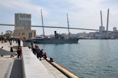 Vladivostok, Rusya. Korabelnaya Naberezhnaya ve Altın Köprü