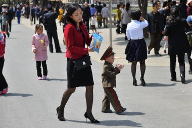 Pyongyang, Kuzey Kore. Insanlar. Anne ve oğlu