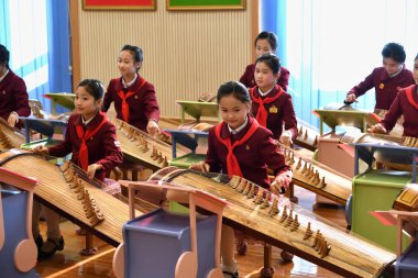 Pyongyang, Kuzey Kore. Müzik okulunda kızlar