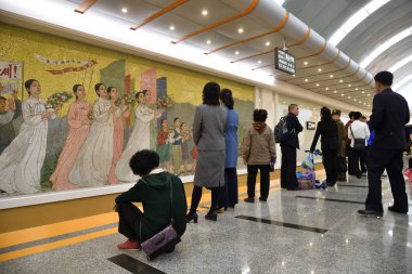Pyongyang, Kuzey Kore. Metro istasyonundaki ler