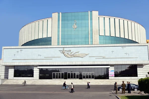 КНДР, великий театр Сходу Пхеньян — стокове фото