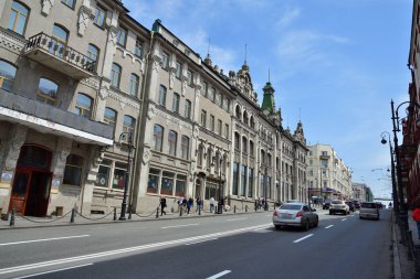 Vladivostok, Rusya - 28 Nisan 2019: Svetlanskaya, Rusya'nın Primorsky Krai şehrinde merkezi bir caddedir.