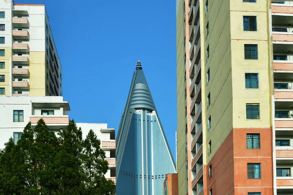 Kuzey Kore, Pyongyang. Ryugyong Hotel'e bakış