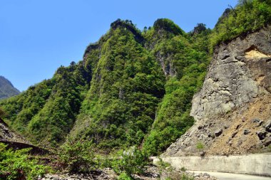 Kuzey Kore. Dağlarda Yol