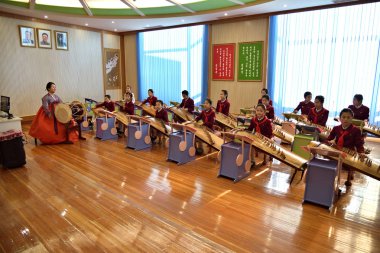 Pyongyang, Kuzey Kore. Müzik okulunda kızlar