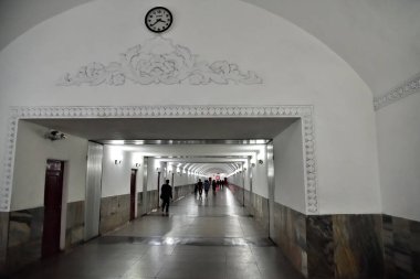 Pyongyang, Kuzey Kore. Metro istasyonundaki ler