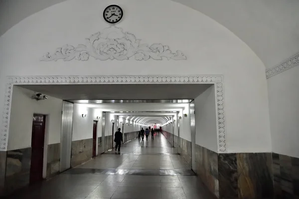 Pyongyang, Corea del Norte. Personas en la estación de metro —  Fotos de Stock