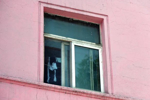 Pjöngjang. Nordkorea. Fenster in Wohnhaus geöffnet — Stockfoto