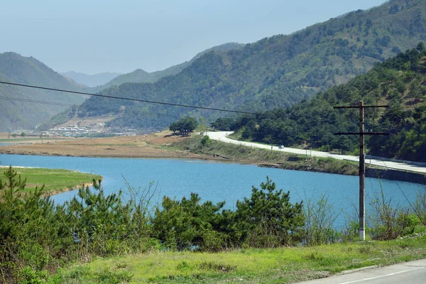 北朝鮮。道路と川 — ストック写真