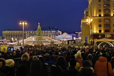 Moskova'da Noel tatili sırasında Yeni yıl kutlayan insanlar 