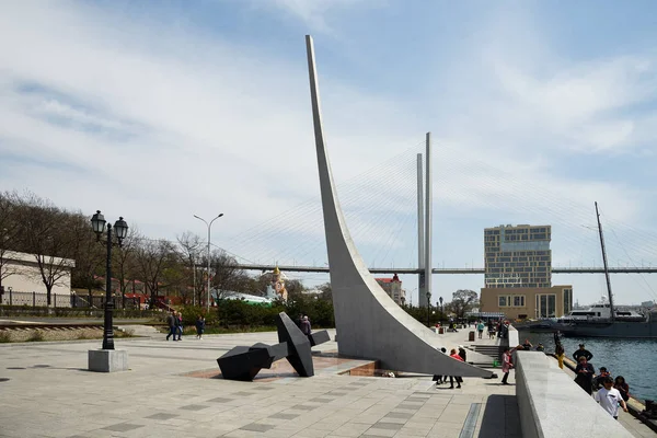 Vladivostok, Rusya. Korabelnaya Naberezhnaya ve Altın Köprü — Stok fotoğraf