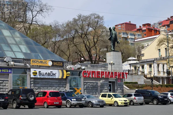 Черногория - 2006. Памятник Ленину на городской улице — стоковое фото