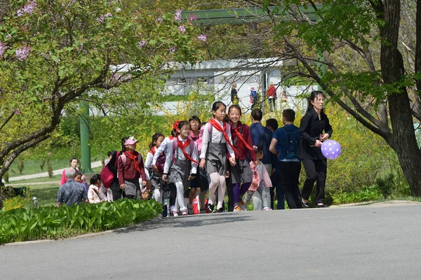 Pjongjang, Korea Północna. Pionierskie dziewczyny — Zdjęcie stockowe