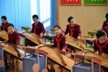 Pyongyang, Kuzey Kore. Müzik okulunda kızlar