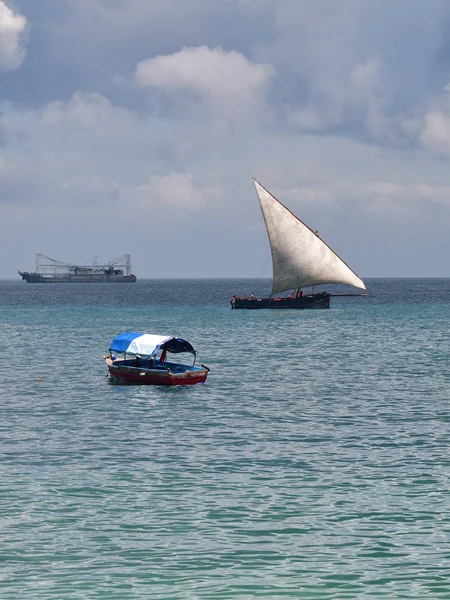 Loď Dhow. Zanzibar, Tanzanie, Afrika. Přístav Stone Town — Stock fotografie