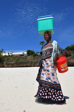 Sahildeki bir kız, Kendwa, Zanzibar, Tanzanya, Afrika