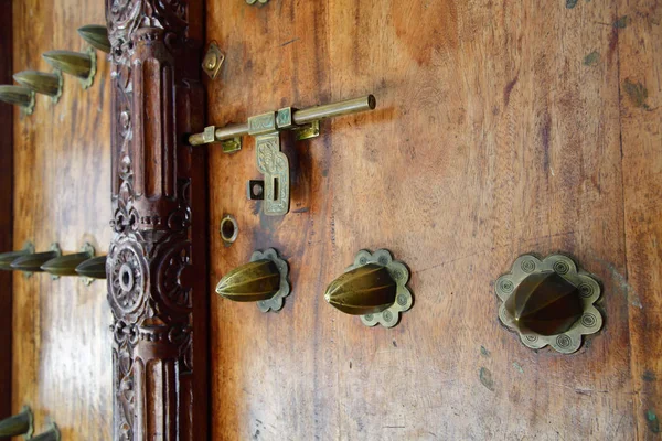 Porta esculpida em madeira tradicional em Stone Town, Zanzibar, Tanzânia — Fotografia de Stock