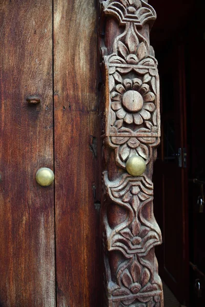 Taş Şehir, Zanzibar, Tanzanya 'da geleneksel ahşap kapı — Stok fotoğraf