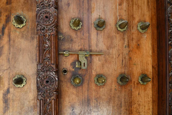 Tradiční dřevěné dveře v Kamenném Městě, Zanzibar, Tanzanie — Stock fotografie