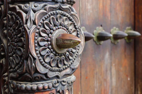 Porta tradizionale in legno intagliato a Stone Town, Zanzibar, Tanzania — Foto Stock