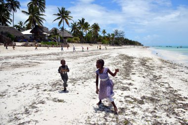 Pingwe sahilindeki çocuklar, Zanzibar, Tanzanya, Afrika