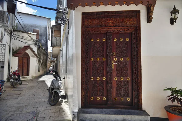 Porta tradizionale in legno intagliato a Stone Town, Zanzibar, Tanzania — Foto Stock