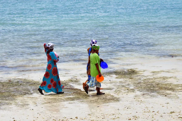 Lokale Frauen am Strand, kendwa, zanzibar, tansania, afrika — Stockfoto