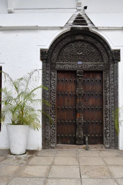 Porta tradizionale in legno intagliato a Stone Town, Zanzibar, Tanzania — Foto Stock