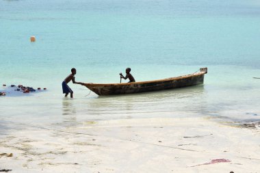 Kendwa kıyı şeridinde iki yerli çocuk, Zanzibar, Tanzanya, Afrika