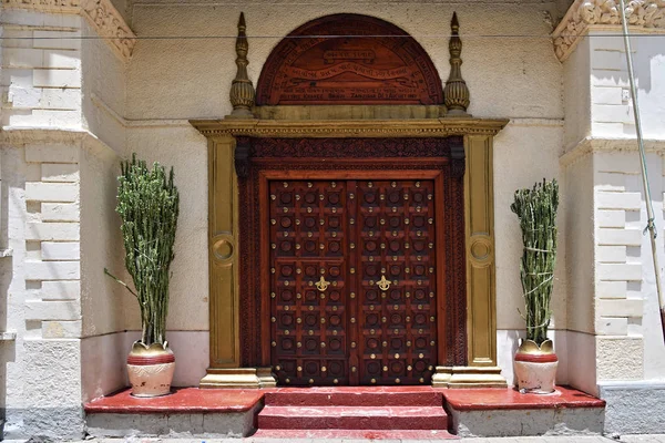 Traditional wooden carved door in Stone Town, Zanzibar, Tanzania — Stock Photo, Image