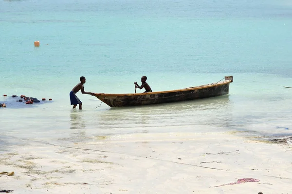 Dva místní kluci na pobřeží Kendwy, Zanzibar, Tanzanie, Afrika — Stock fotografie