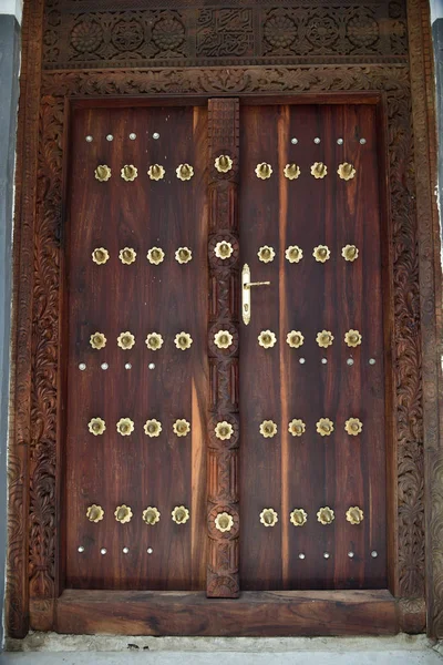 Porta tradizionale in legno intagliato a Stone Town, Zanzibar, Tanzania — Foto Stock