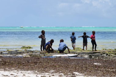 Pingwe sahilindeki çocuklar, Zanzibar, Tanzanya, Afrika