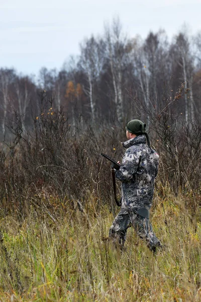 Hunter in autumn field — Stock Photo, Image