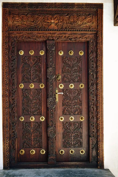 Porta tradizionale in legno intagliato a Stone Town, Zanzibar, Tanzania — Foto Stock