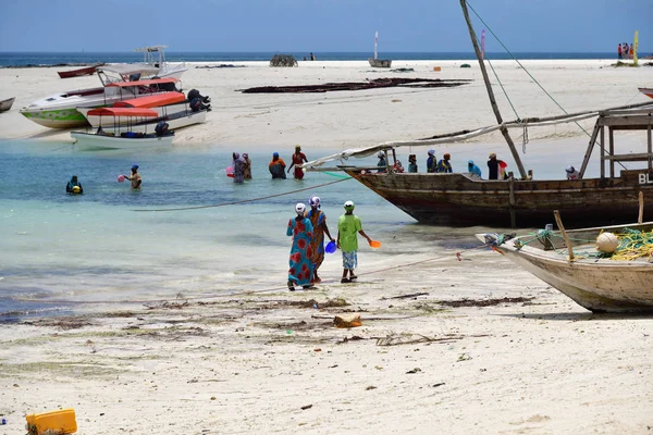 Women fishing, Kendwa, Zanzibar, Tanzania, Africa — Stock Photo, Image