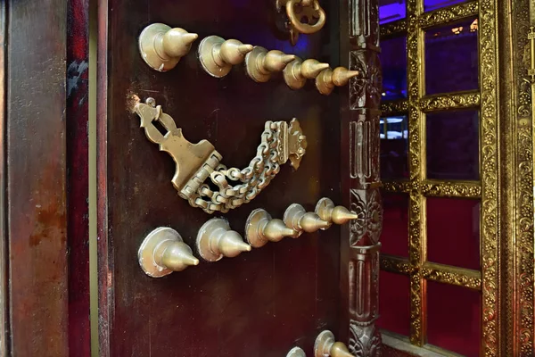 Porta esculpida em madeira tradicional em Stone Town, Zanzibar, Tanzânia — Fotografia de Stock