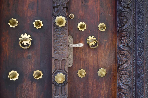 Porta tradizionale in legno intagliato a Stone Town, Zanzibar, Tanzania — Foto Stock